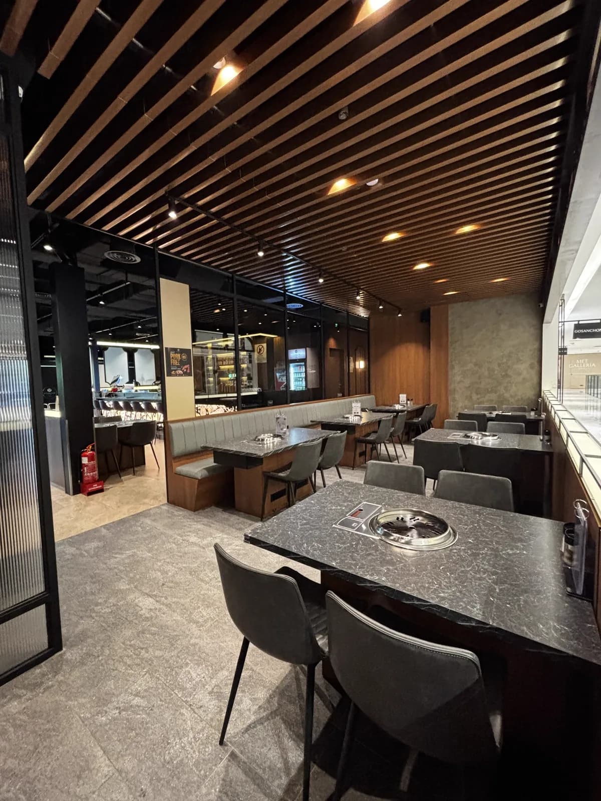 GOSANCHON — interior covered tables